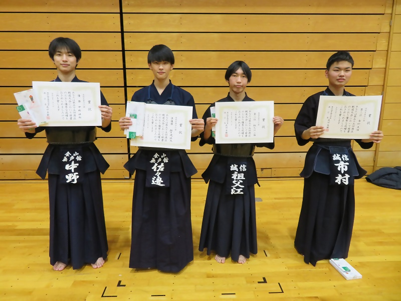 高校生男子の部の入賞者の皆さまの写真