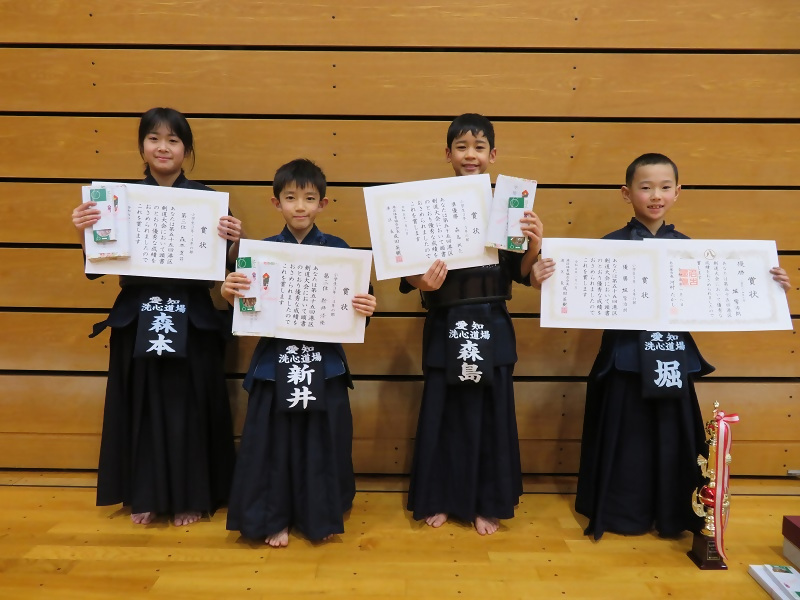 小学生3年・4年生の部の入賞者の皆さまの写真