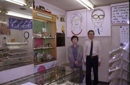 写真：めがね店に飾られた絵画