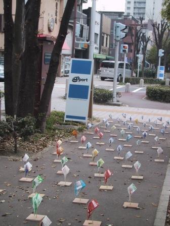 写真：江川線に並べられた牛乳パックで作った牛乳魚