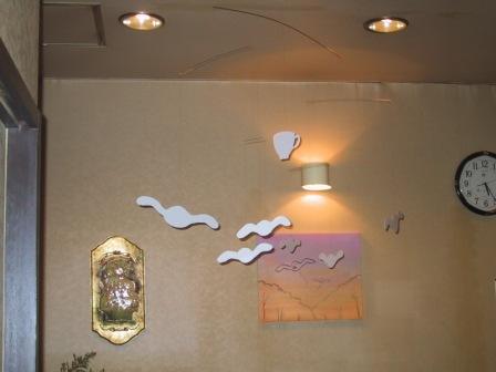 写真：喫茶店に飾られたモビールと絵画