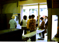 花の育て方についてビデオで講習を受けている写真