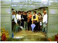 水やりの方法の説明を受けている写真