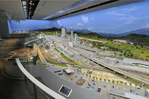 写真:東海道新幹線沿線などの代表的な建物や情景、日常的な人々の様子を精緻に再現した、鉄道ジオラマ