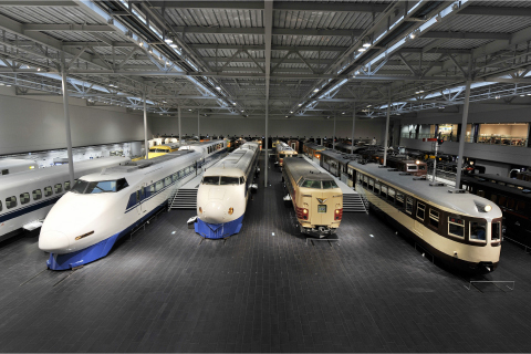 写真:実物車両が展示された、リニア・鉄道館内の様子