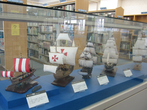 写真:港図書館「海と港の資料室」に展示されている船のミニチュア模型