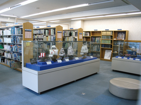 写真:海をイメージし「海と港の資料室」の様子