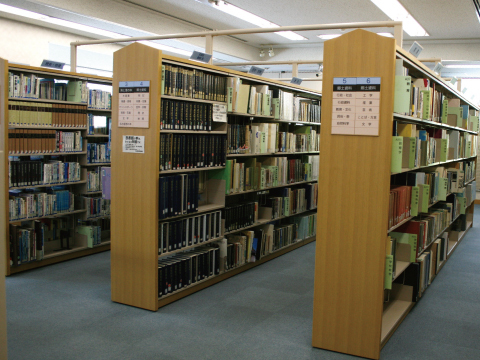 写真:港図書館「海と港の資料室」の本棚