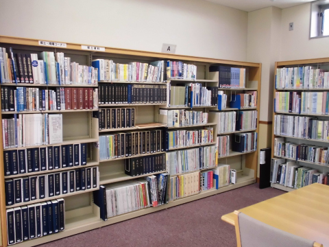 写真:郷土・南陽コーナーの書棚