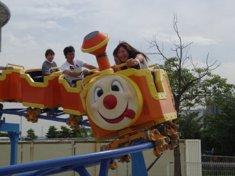 写真:ファミリーコースターで楽しんでいる様子