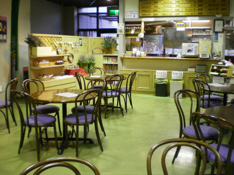 写真：荒子川公園ガーデンプラザ館内にある喫茶コーナー「ティールーム紫音」の様子