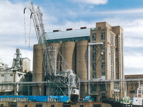 写真:現役当時の旧食糧庁サイロの姿