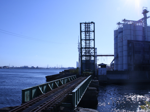 写真:現在の跳上橋の様子です。桁を78度の角度に上げた状態で保存されています。