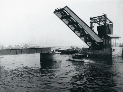 写真:鉄道廃線前の当時の様子です。跳ね上げた桁の下を船が通過しています。