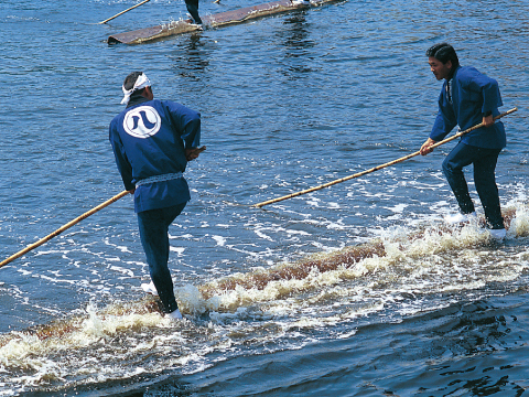 写真:名古屋市の無形民俗文化財に指定されている名古屋港筏師一本乗り
