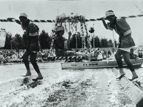 写真:昭和40年に開催された、世界丸太乗り選手権大会の様子