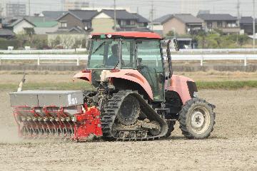 写真:直播作業を行うトラクター