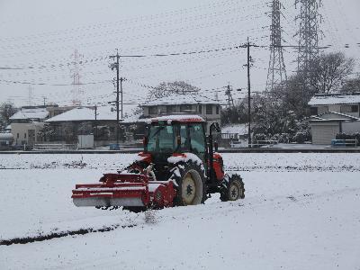 写真:雪に埋もれたトラクター