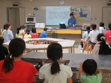 写真：説明を受けている様子