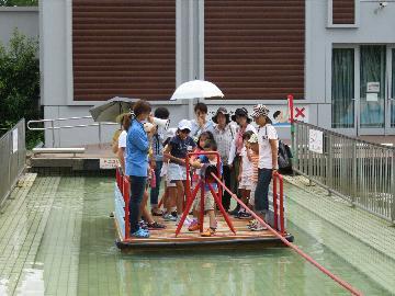 写真：じゃぶじゃぶ池の点検の様子