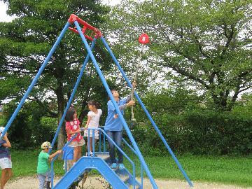 写真：ターザンロープの点検の様子2