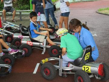 写真：足踏み式ゴーカートの点検の様子