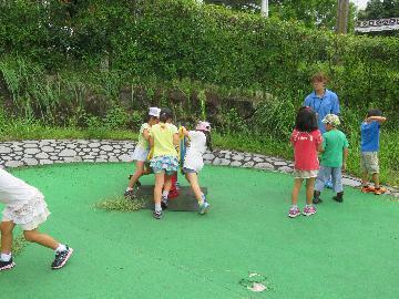 写真：幼児遊具広場の点検の様子