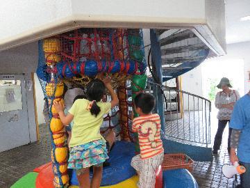 写真：プレイハウスの点検の様子