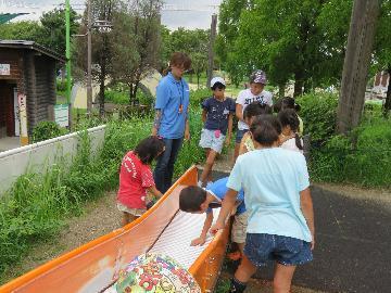 写真：ローラー滑り台の点検の様子