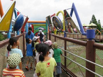 写真：木製遊具の点検の様子1