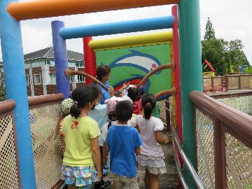 写真：木製遊具の点検の様子2