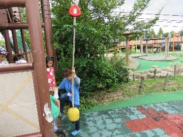 写真：ターザンロープの点検の様子1