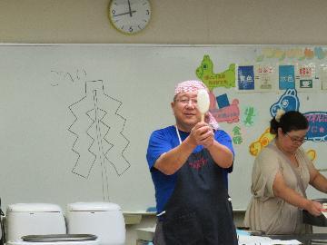 写真：五平餅の形の由来を説明する様子