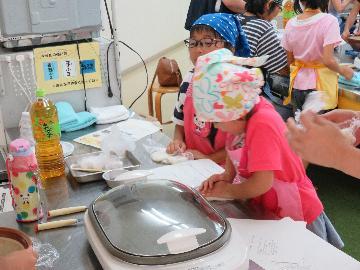 写真：ごはんをつぶす様子