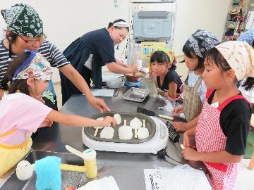 写真：五平餅を焼く様子1