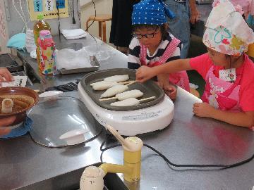 写真：五平餅を焼く様子2