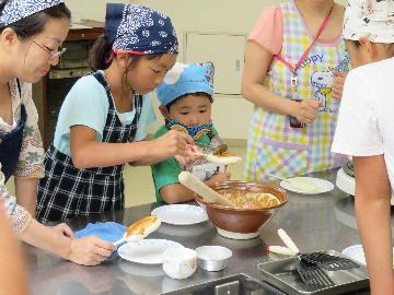 写真：五平餅にたれを塗る様子1