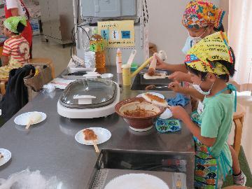 写真：五平餅にたれを塗る様子2