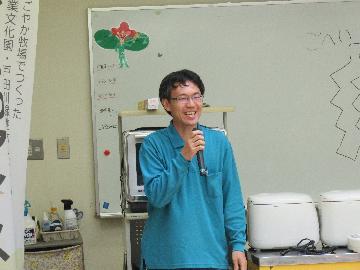 写真：お米アイスについて説明する様子2