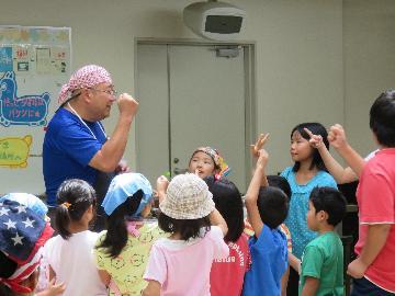 写真：五平餅のたれをかけてじゃんけんをする様子