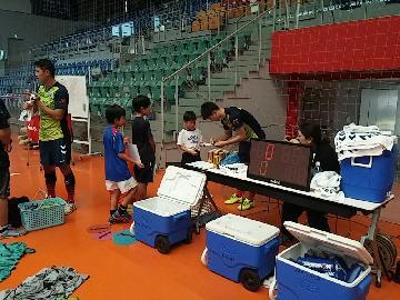 写真：選手からサインをもらう様子