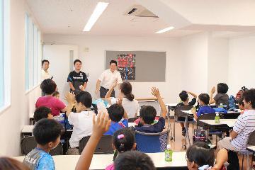 写真：説明を受けている様子