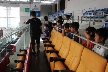 写真：客席を案内してもらっている様子