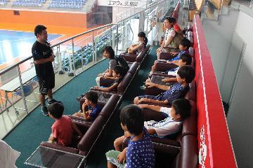 写真：ロイヤルボックス席の説明を受けている様子