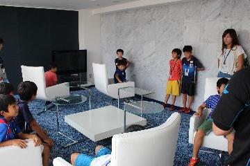 写真：VIP控室を見学している様子