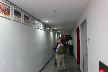 写真：裏手へと続く廊下の様子