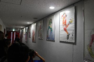 写真：「キャプテン翼」で有名な高橋陽一先生が描いた、名古屋オーシャンズで活躍する選手のイラストを見る様子