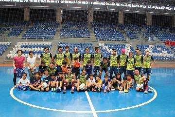 写真：記念写真を撮る様子