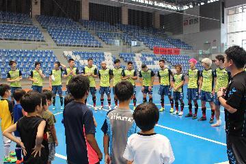 写真：選手と並ぶ様子