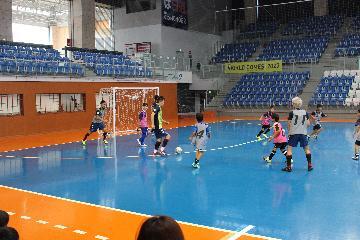 写真：選手とミニゲームをする様子